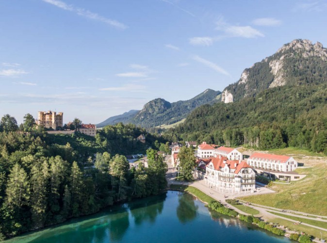 011_Schoene-Aussichten-Touristik-ameron-neuschwanstein-alpsee-resort-spa-alpenrose-aussenansicht-beide-schlösser-see-2