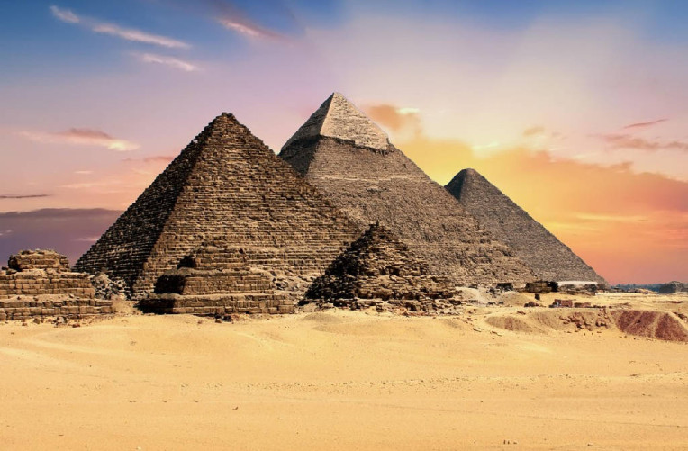 pyramids-2159286_1280
